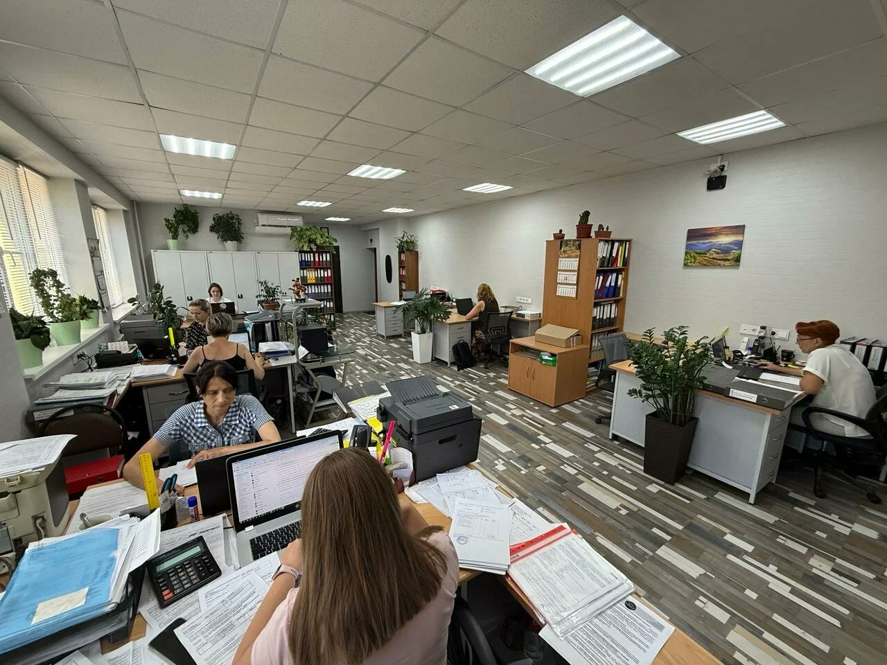 Команда бухгалтерской компании Альтернатива за работой